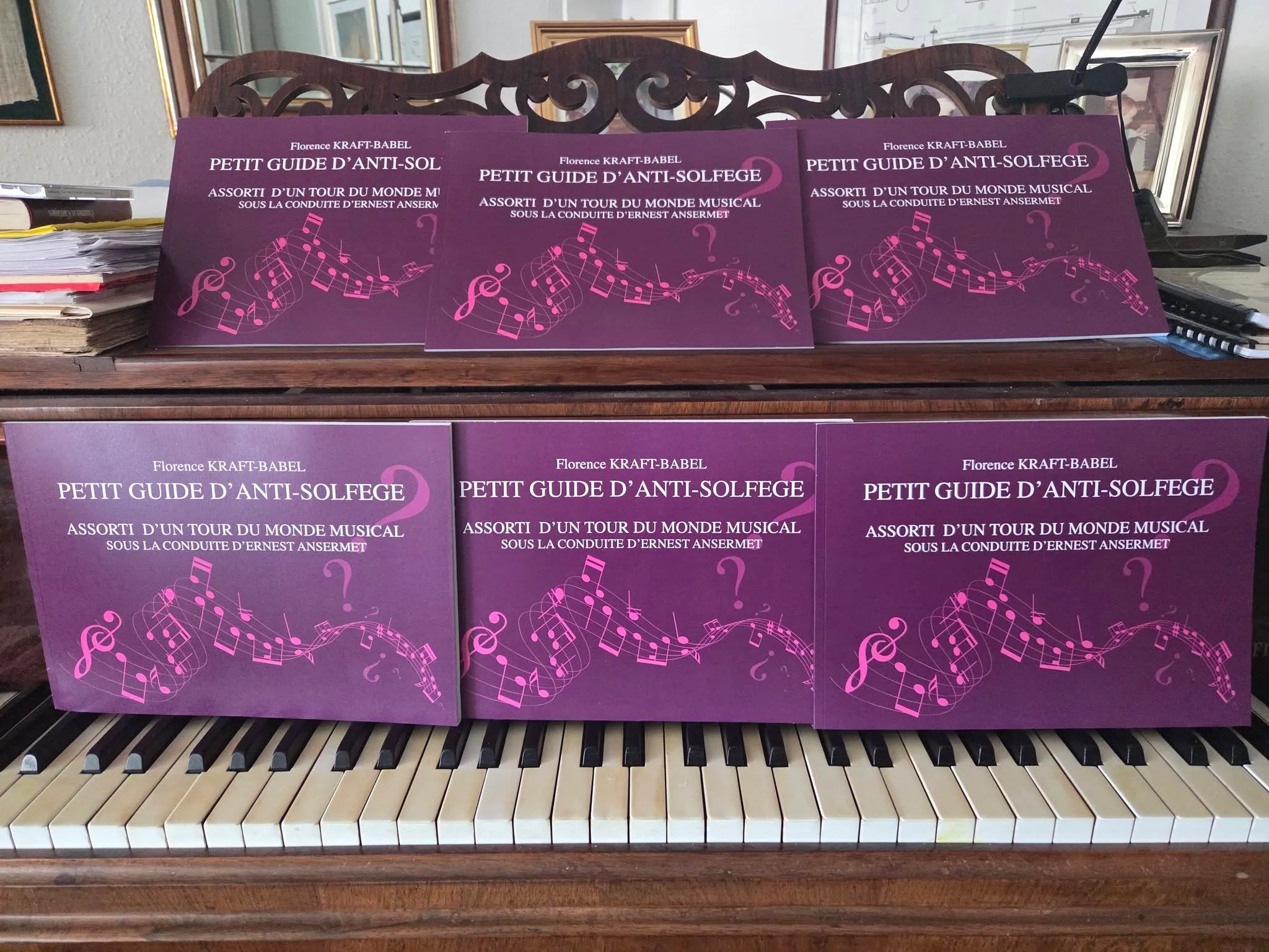Six exemplaires du livre « Petit guide d'anti-solfège » de Florence Kraft-Babel, support de la formation, posés sur un piano.
